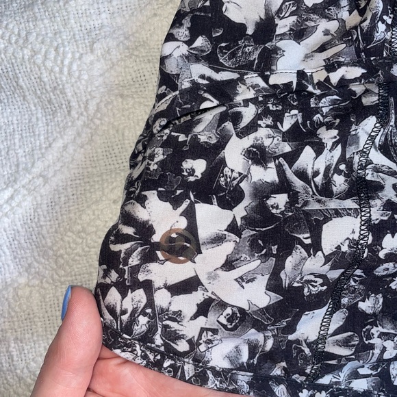 LuluLemon Speed Short 2.5” - Picture 4 of 5